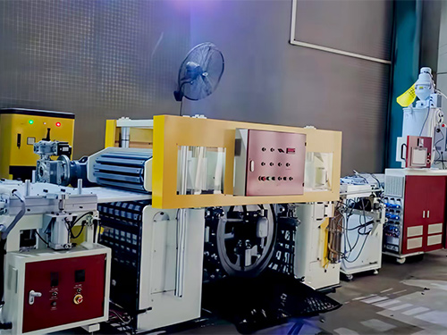 白色POM棒生产车间